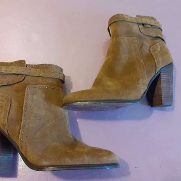 Vince Camuto distressed leather booties /rivets - Picture 3 of 10